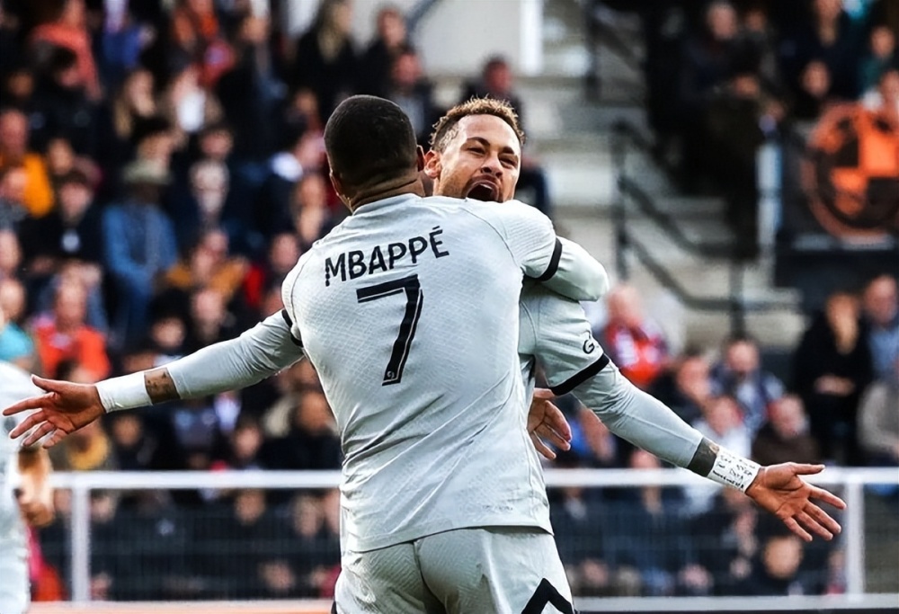  巴黎圣日耳曼客场完胜里昂稳固榜首位置  